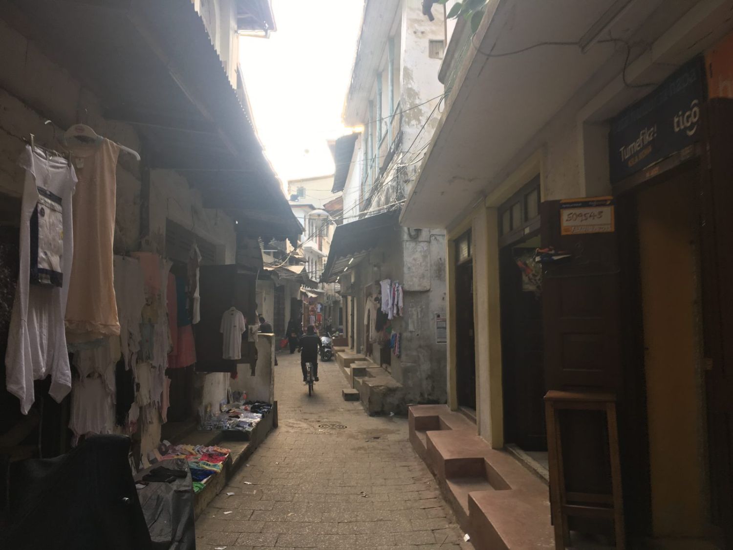 Enge Gasse in Stone Town, Sansibar, mit historischen Korallenstein-Häusern